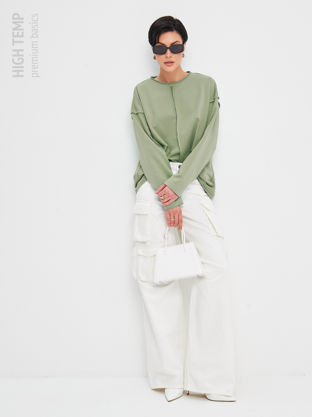 Свободный легкий свитшот со швами наружу