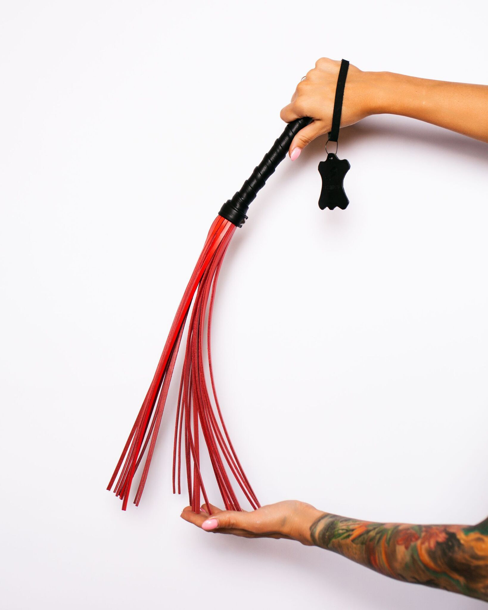 Черно-красный флоггер Scandal из натуральной кожи - 60 см. (Цвет: черный)