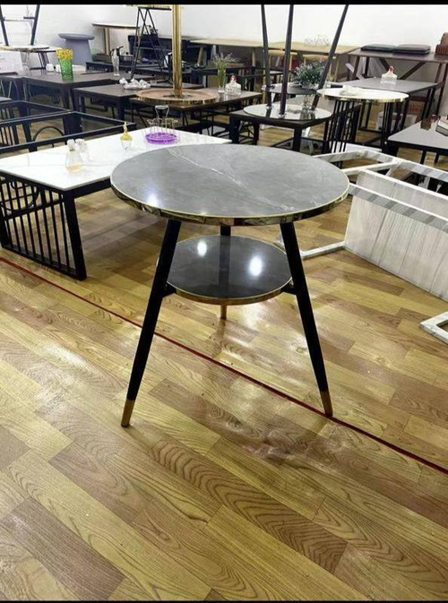 Круглый стол с серой мраморной столешницей