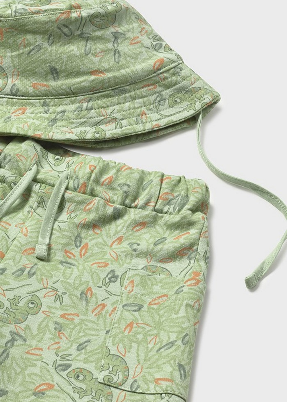 футболка с шортами и панамкой