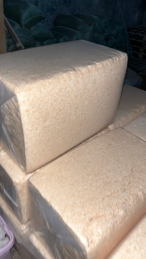 Опилки сухие для животных в брикетах 22 кг оптом от 20 штук Волхонское ш д 4 корп 8