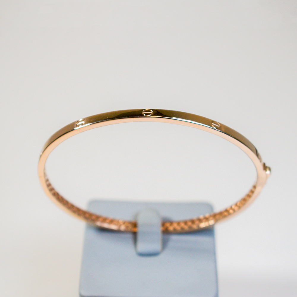 Жесткий золотой браслет