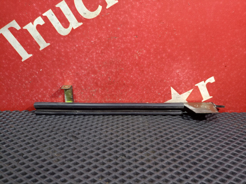 Направляющая стекла двери левой