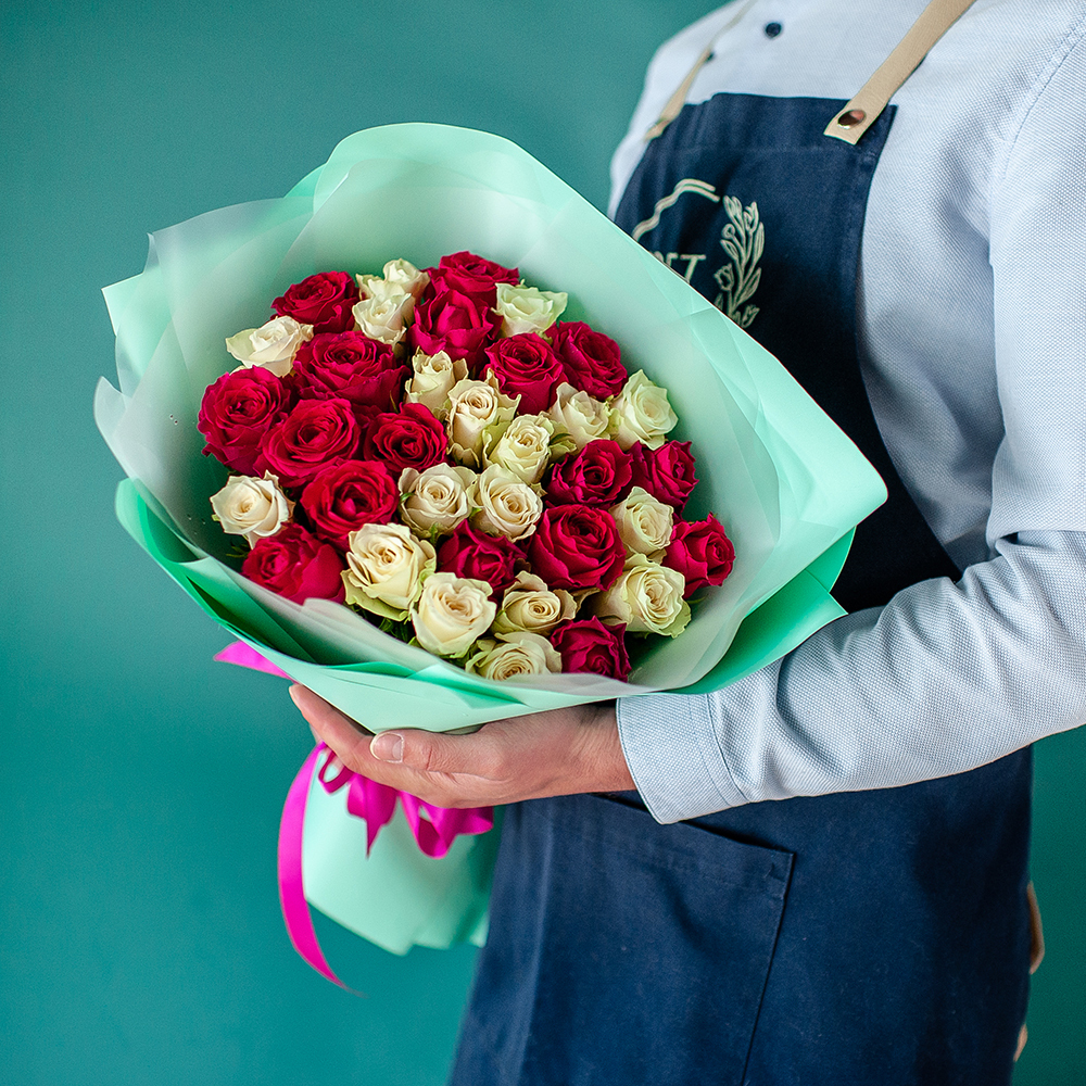 Бело-малиновый микс из 35 кенийских роз