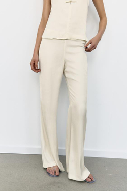 ZARA АТЛАСНЫЕ БРЮКИ FLARE, ЖЕЛТОВАТО-БЕЛЫЙ
