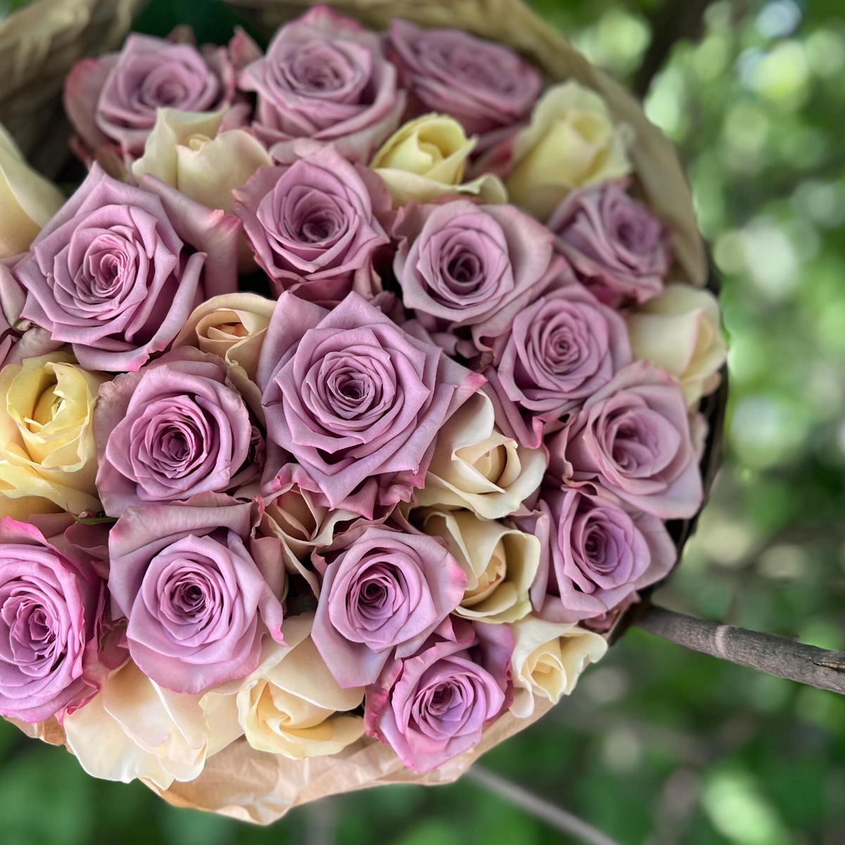 Лавандовый микс — букет ароматных пионовидных роз Крим Пьяже и интерьерных лунных роз Авангард