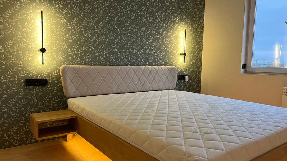 Кровать парящая дубовая Батерфляй + две интегрированные тумбочки