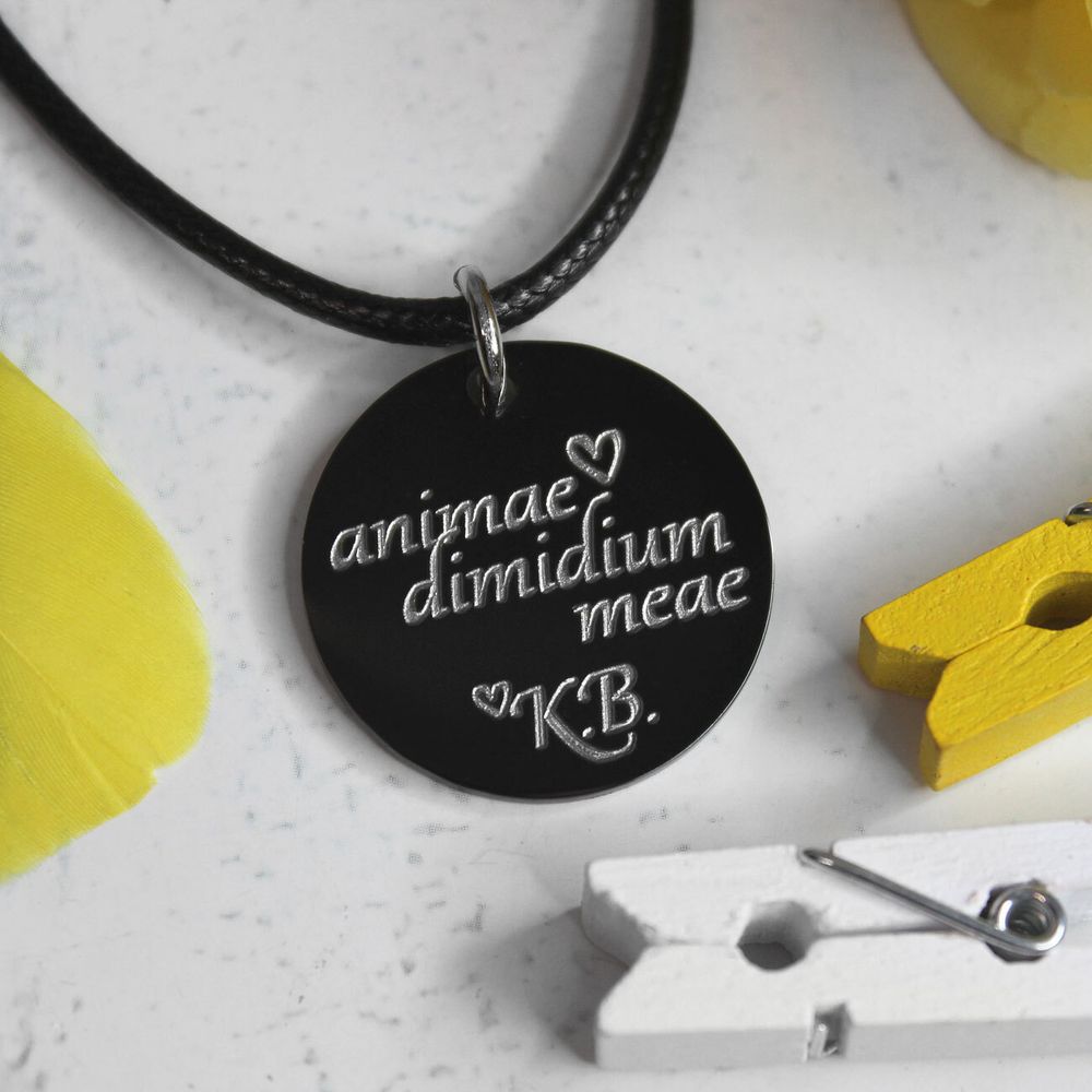 Черная подвеска с гравировкой на заказ на латыни