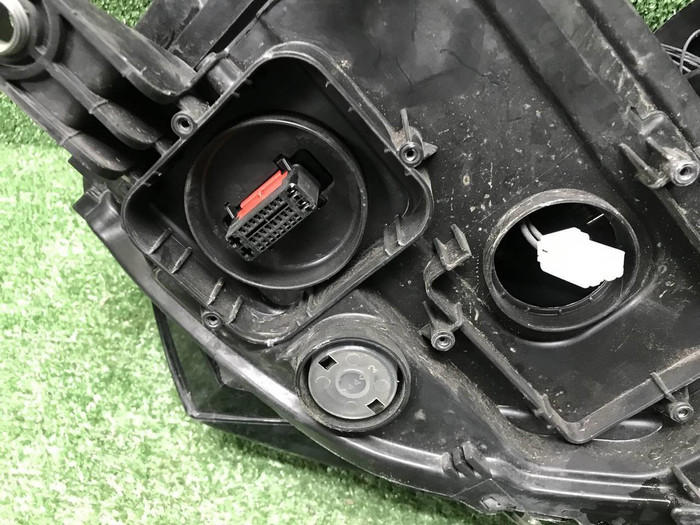 Фара левая VW Passat B7 (2011-2015) ксенон