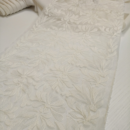 Вышивка на сетке, молочный