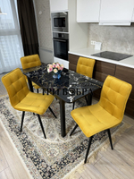 Стеклянный раздвижной стол "Черный мрамор" и стулья "ГУЧИ" желтый