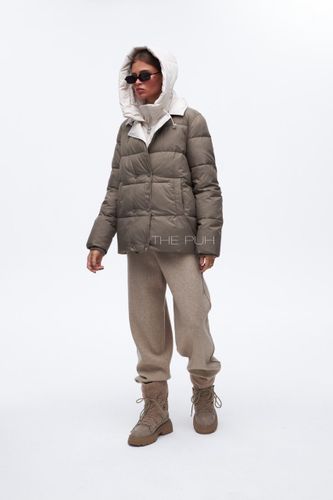Пуховик цвета хаки с контрастными деталями