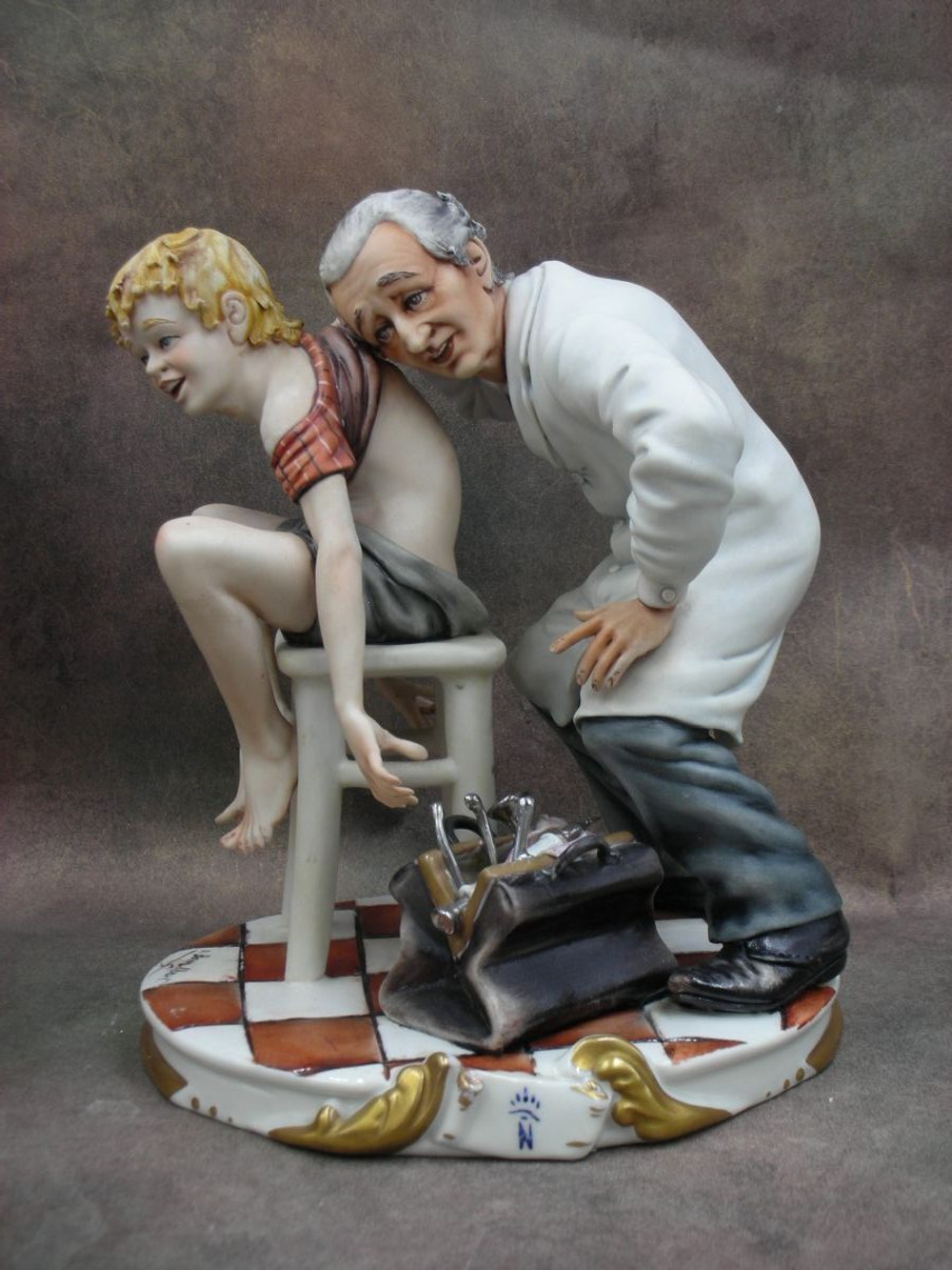 Статуэтка. Фарфор. Врач Дышите! Не дышите!. Capodimonte. Италия