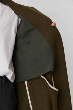 Объемное пальто зеленого цвета