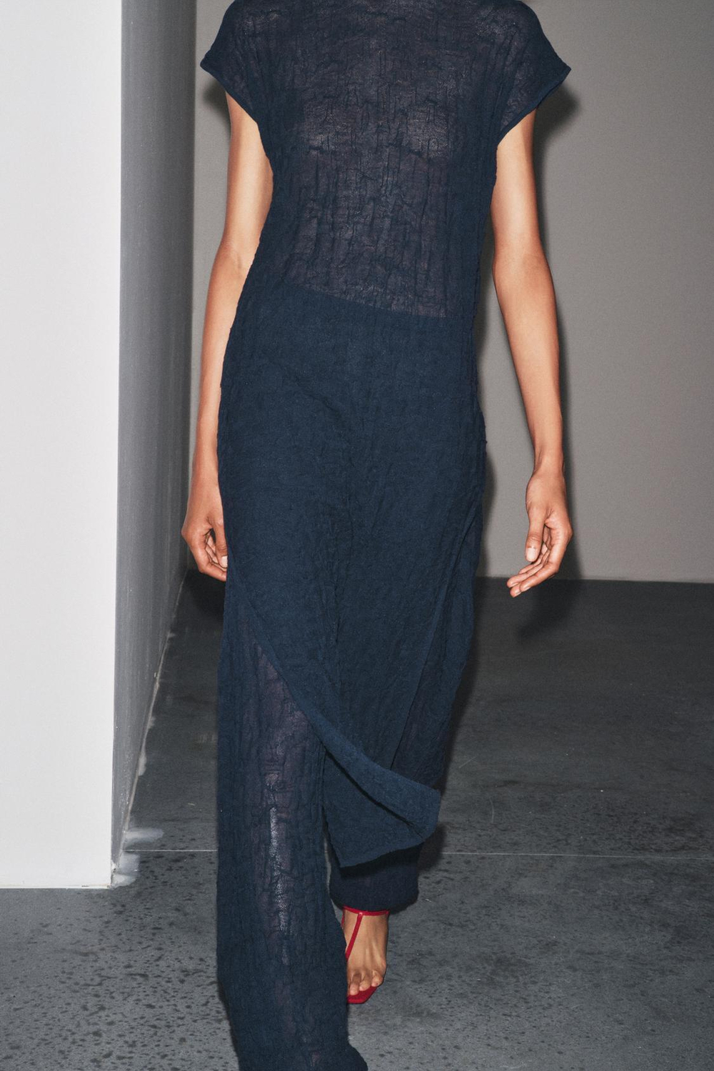 ZARA ТРИКОТАЖНОЕ ПЛАТЬЕ МИДИ С ЭФФЕКТОМ ЖАТКИ, МОРСКОЙ СИНИЙ