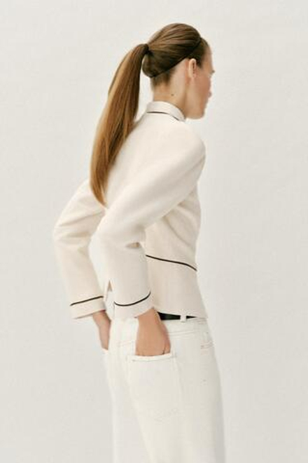 ZARA ПРИТАЛЕННЫЙ БЛЕЙЗЕР С КОНТРАСТНОЙ ОТДЕЛКОЙ, ЭКРЮ