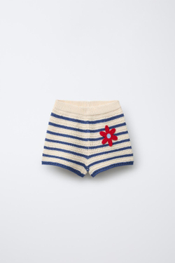 ZARA ТРИКОТАЖНЫЕ ШОРТЫ В ПОЛОСКУ С ЦВЕТОЧНЫМ РИСУНКОМ, ЭКРЮ/СИНИЙ
