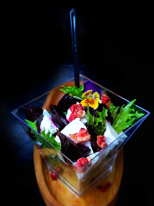 Козий сыр с печёной свеклой и оливковым маслом с размарином