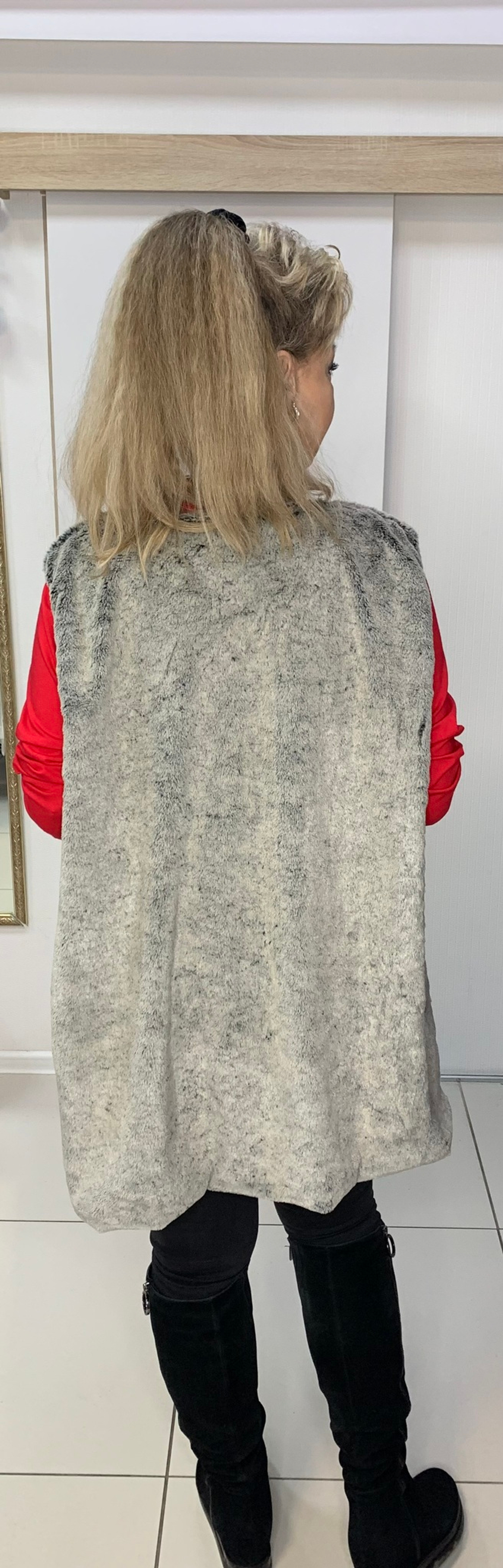 Удлиненный жилет из светлого искусственного меха