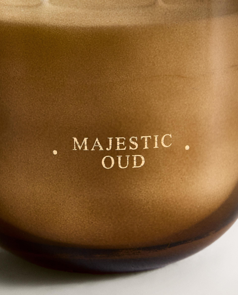 Zara Home - Ароматическая свеча majestic oud, 400 г
