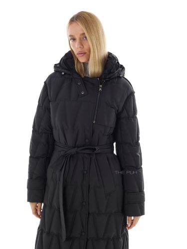 Длинный черный пуховик с поясом