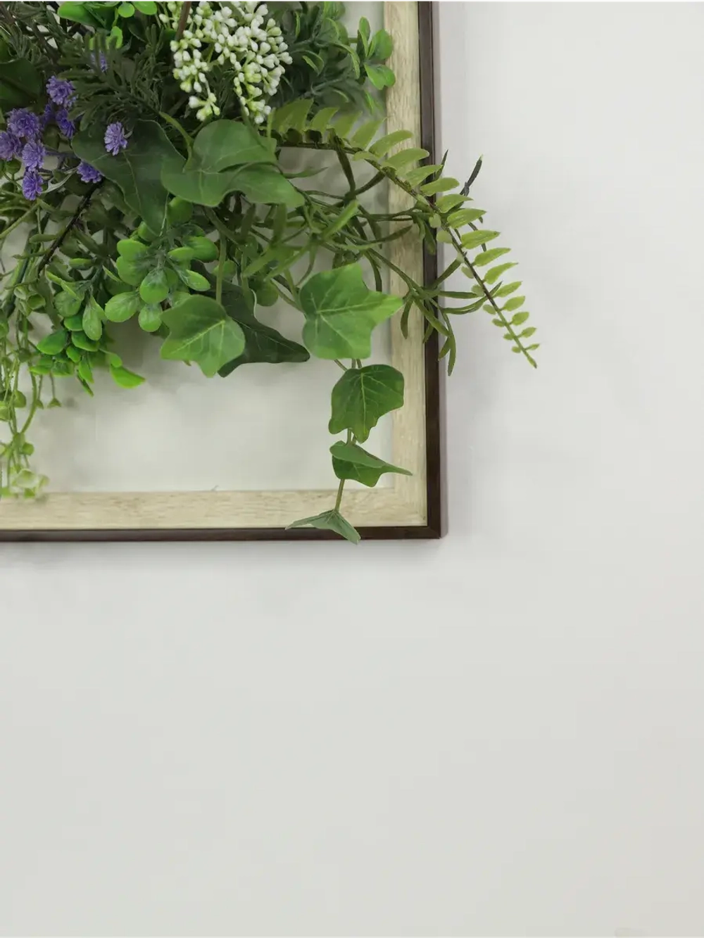 Искусственные цветы в багетной раме для декора