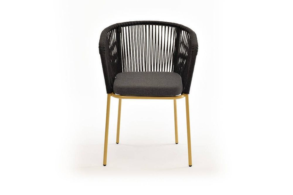 "Марсель" стул плетеный из роупа, каркас из стали золотой глянец, роуп темно-серый круглый, ткань серая