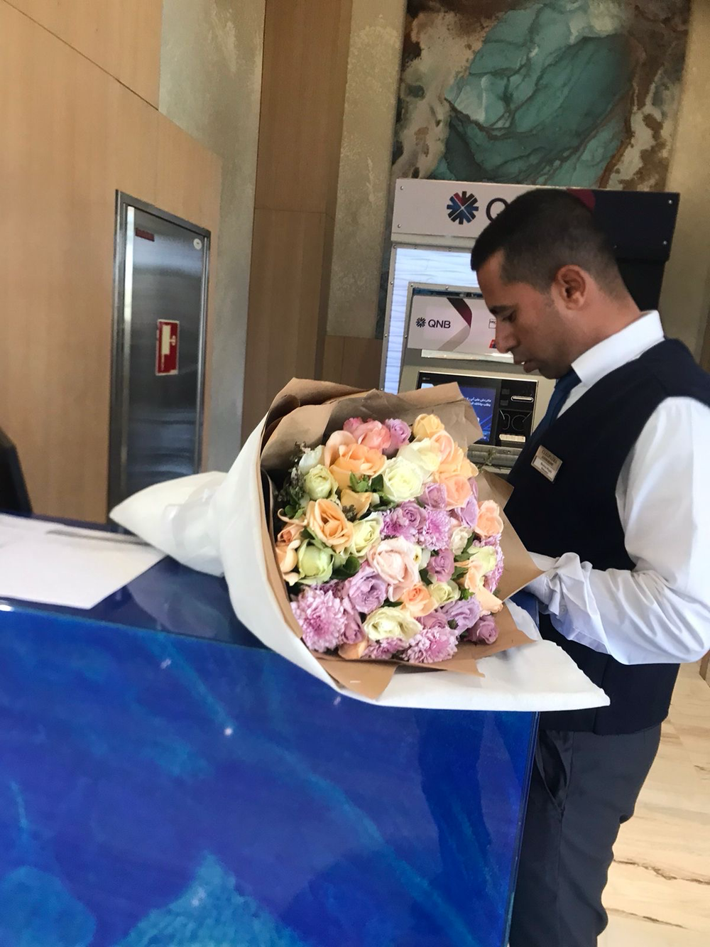 Букет из 35 роз и Хризантем в Дизайнерской упаковке