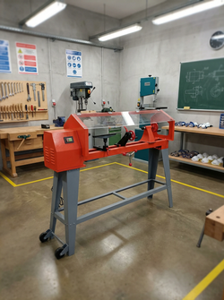 Станок токарный деревообрабатывающий, оснащенный щитком-экраном из оргстекла