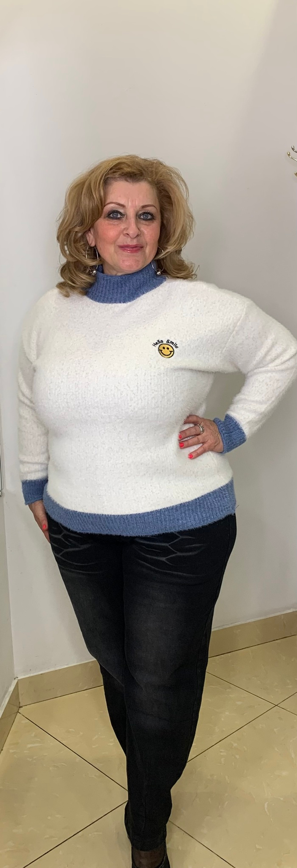 Белый  джемпер с ворсинками