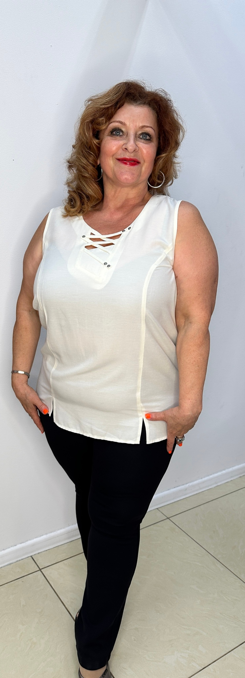 Белый удлиненный топ-майка из вискозы