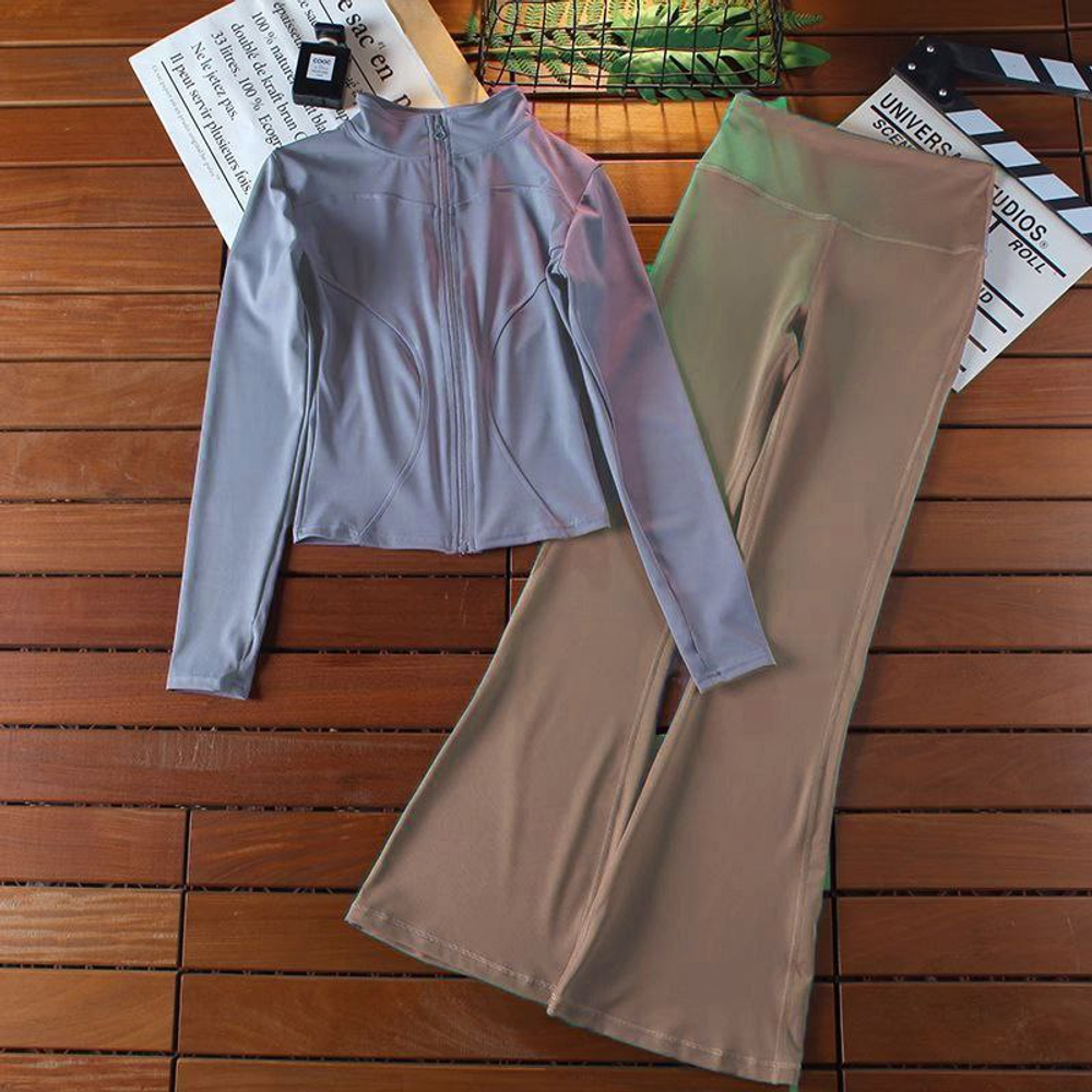 Женский спортивный костюм