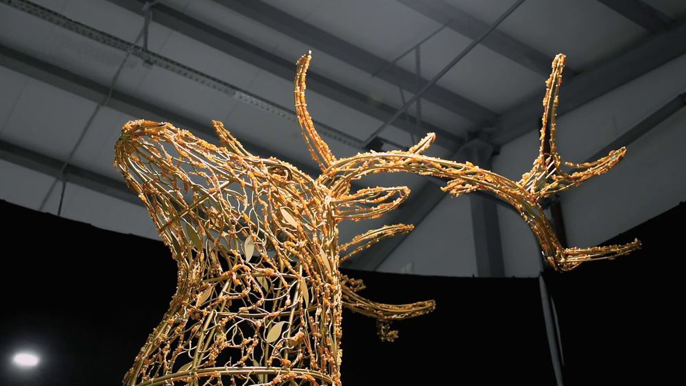 Светодиодный олень "Рождественский" (золотой) высота 5 м