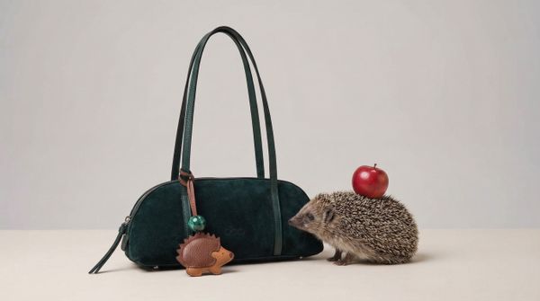 Женские сумки с кожаными и замшевыми подвесами — тренд 2026