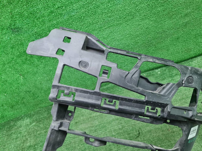 Кронштейн переднего бампера BMW 5er G30 (17-20)