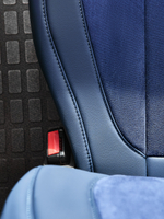 Чехлы Люкс VOLVO FH-13 после 2018 года: водитель от сиденья, пассажир от стойки кабины (один вырез под ремень) (экокожа, синий, синяя вставка)