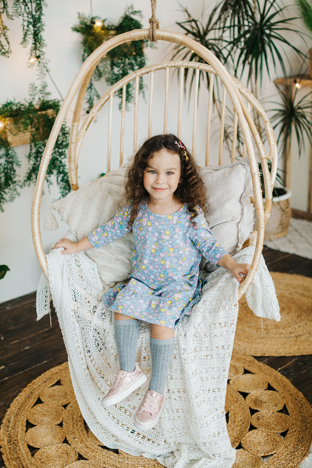 Платье с воланом "Розы на сером"