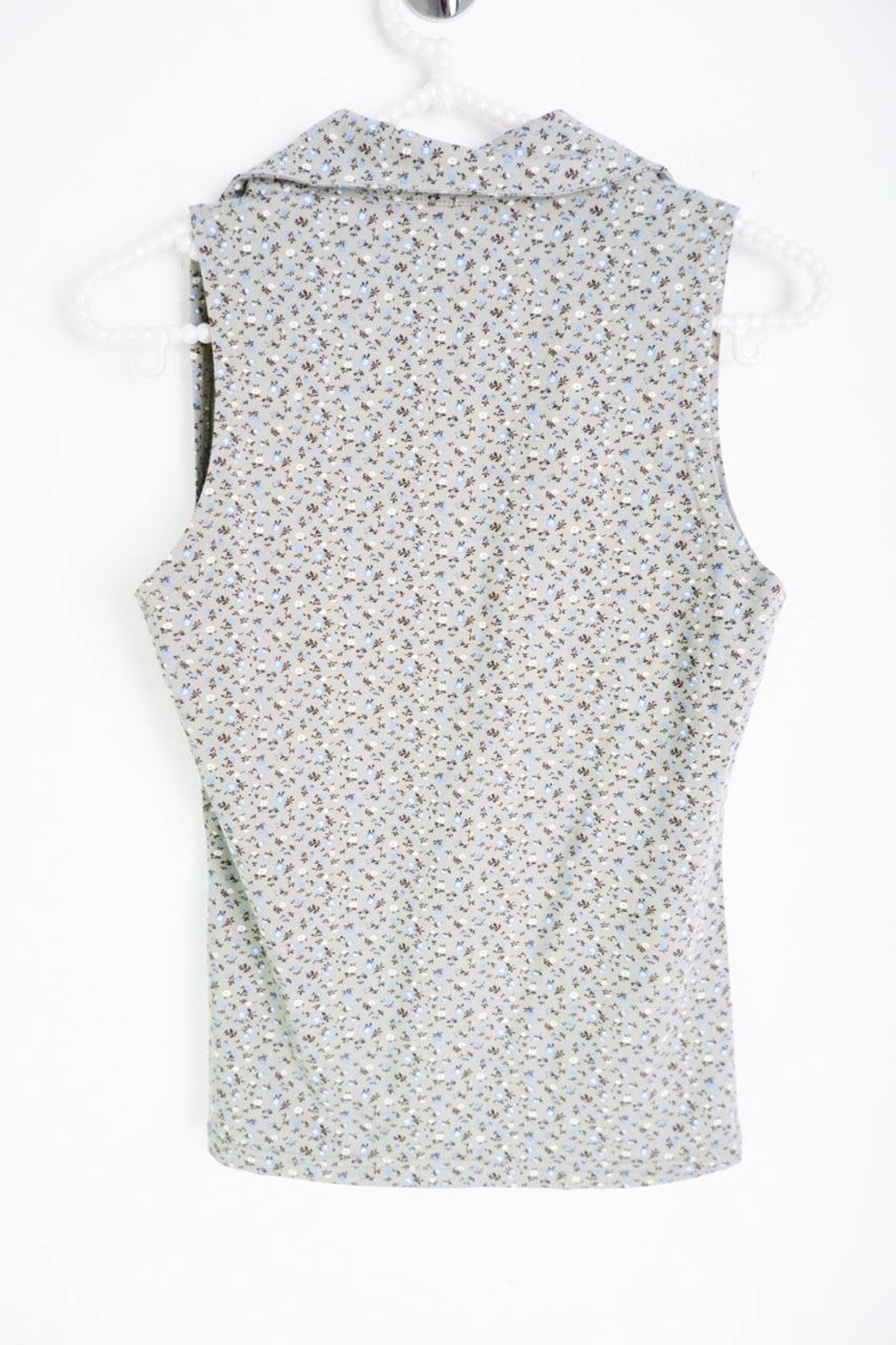 Блузка в мелкий цветочек, визуально на 40 размер