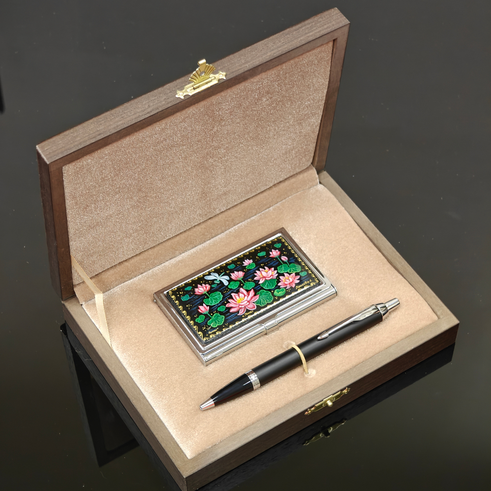 Набор подарочный "Лотосы" визитница персональная с ручной росписью и ручка Parker