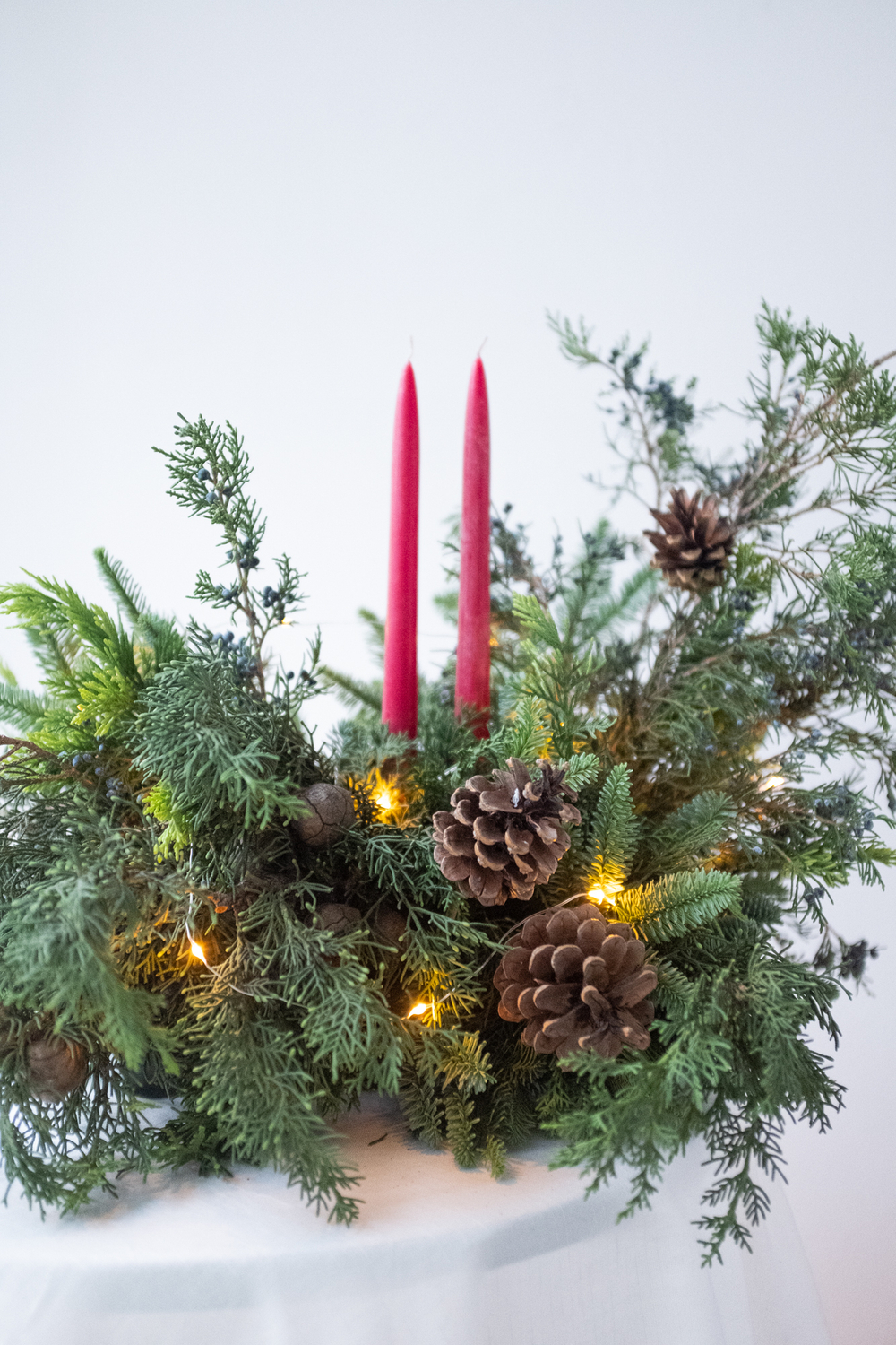 Хвойная интерьерная композиция со свечами