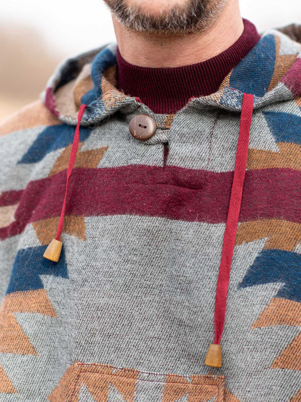 Пончо шерстяное с орнаментом