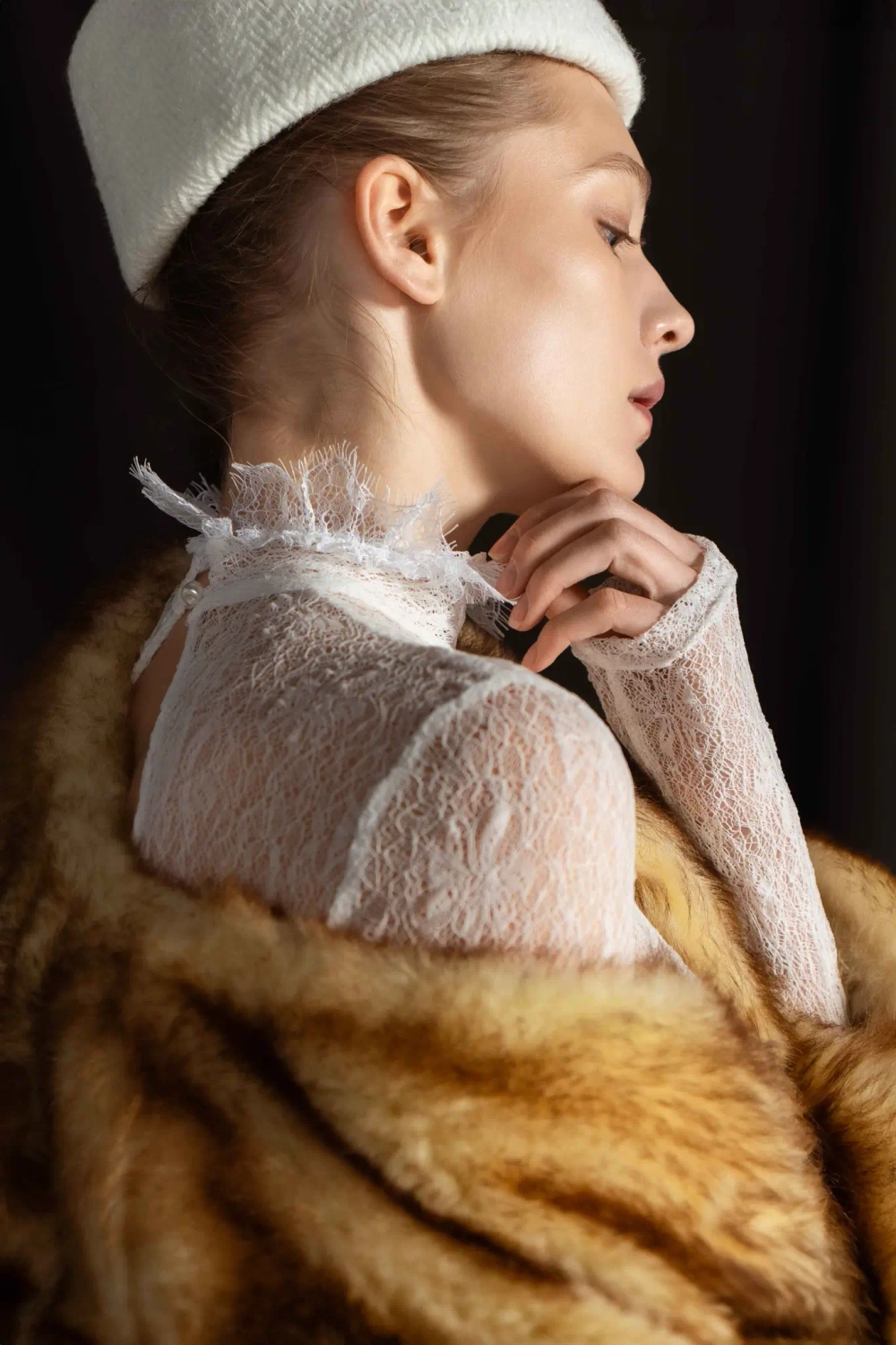 Кружевное боди с вырезом на спине белое