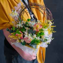 164. Весенняя уютная корзинка с нарциссами и мимозой