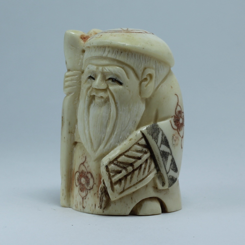 Нэцкэ Шоусин с посохом