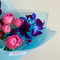 Букет с космической орхидеей и пионовидными розами. Букет 1101