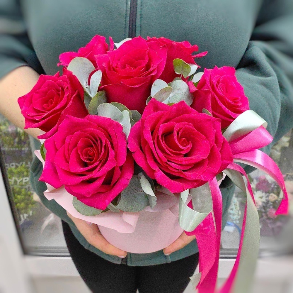 Шляпная коробка с 7 розами сорта "PINK FLOYD"