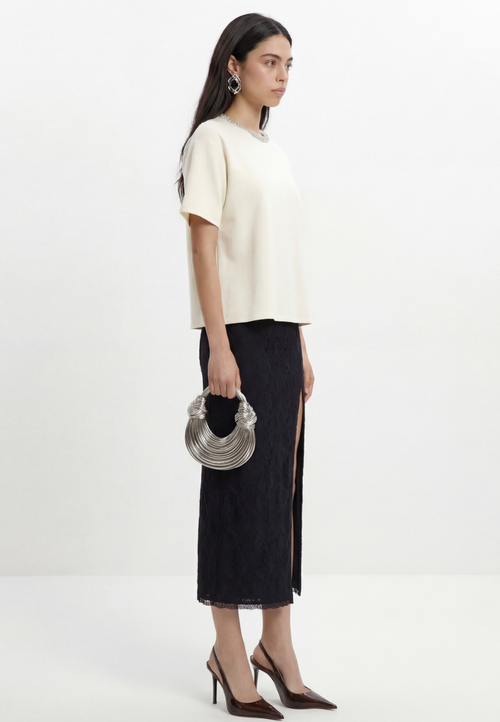 Футболка с кристаллами на воротнике