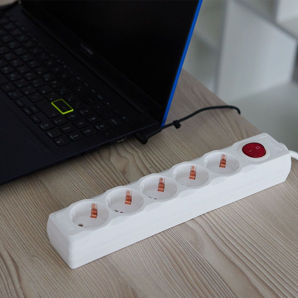 S-GSU5-5 WHITE Cетевой фильтр серии Universal. 5м Пвс 3x0.75. 5 гнезд. с-з. 10А. Защита от перенапряжения. короткого замыкания. TM Uniel.