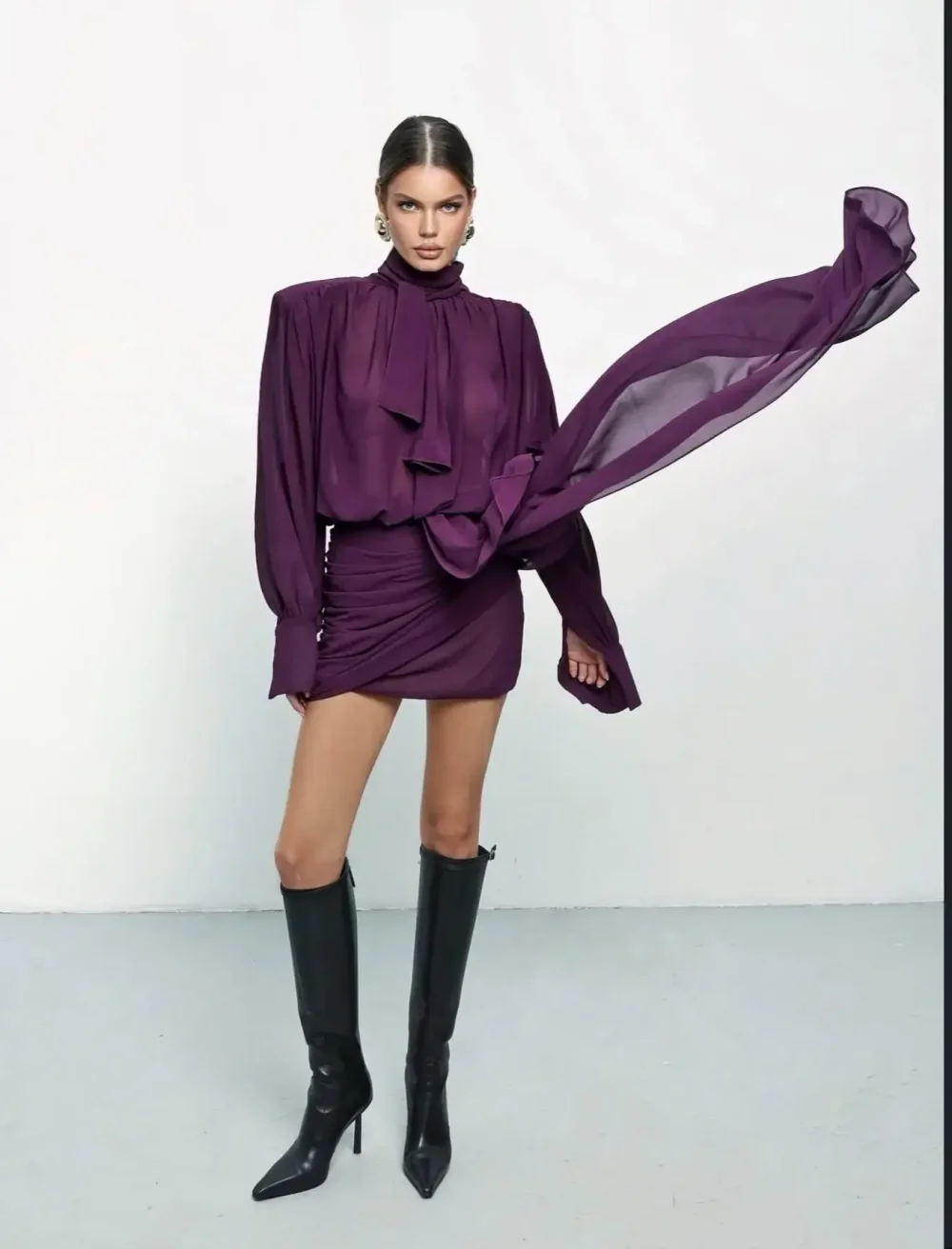 Платье с драпировкой и объемными плечами, Фиолетовое