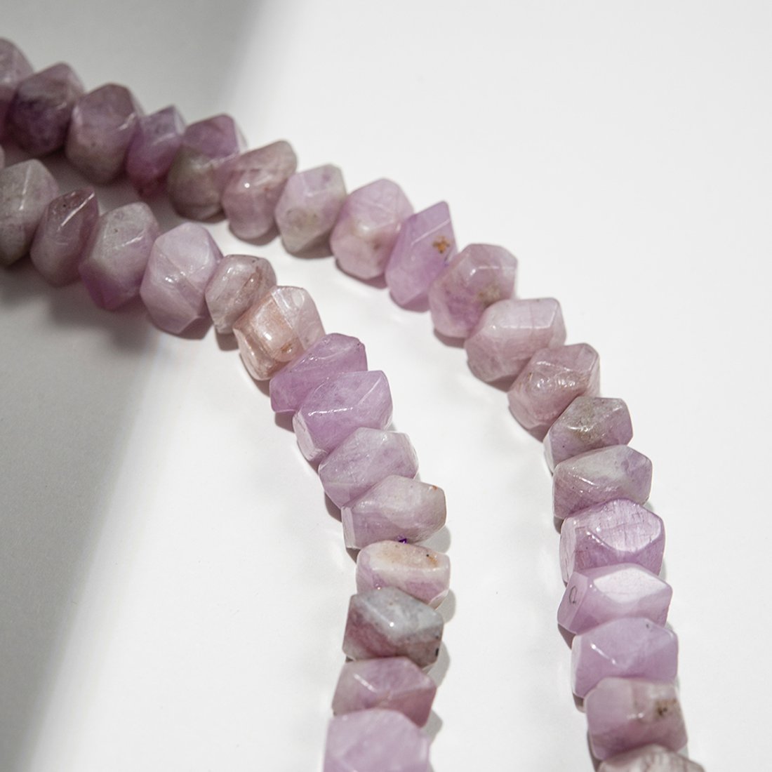 Кунцит натуральный, фриформ, микроогранка 9-10*7-8мм